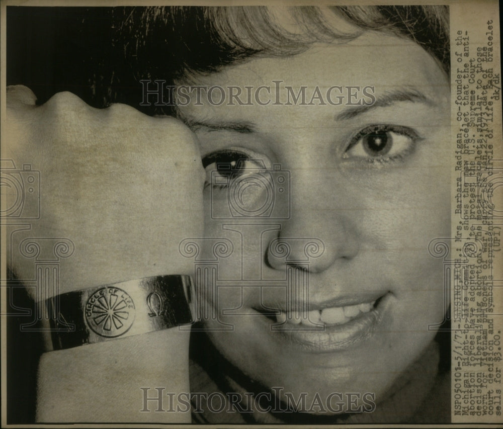 1973 Press Photo Mrs Barbara Radigan abortion bracelet - Historic Images