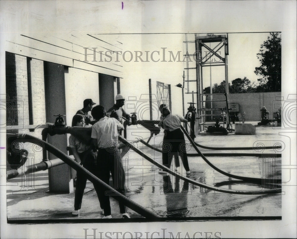 1975 Recruit crawls firefighting hose tire - Historic Images