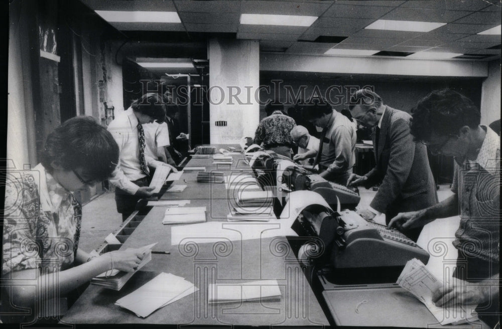 1974 Press Photo Fed clerks vouchers banks drawn Thomas - RRU96225 - Historic Images