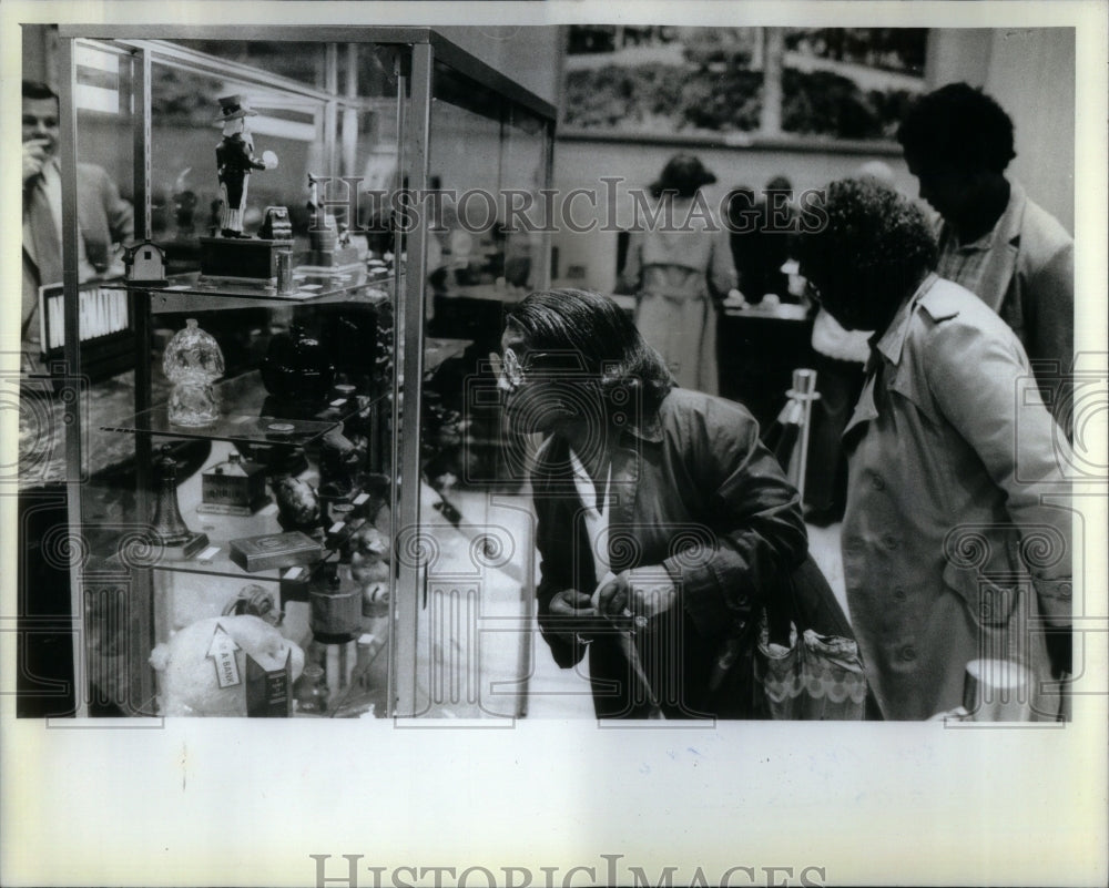 1982 Press Photo Customer Chicago City Bank Coin Peers - Historic Images