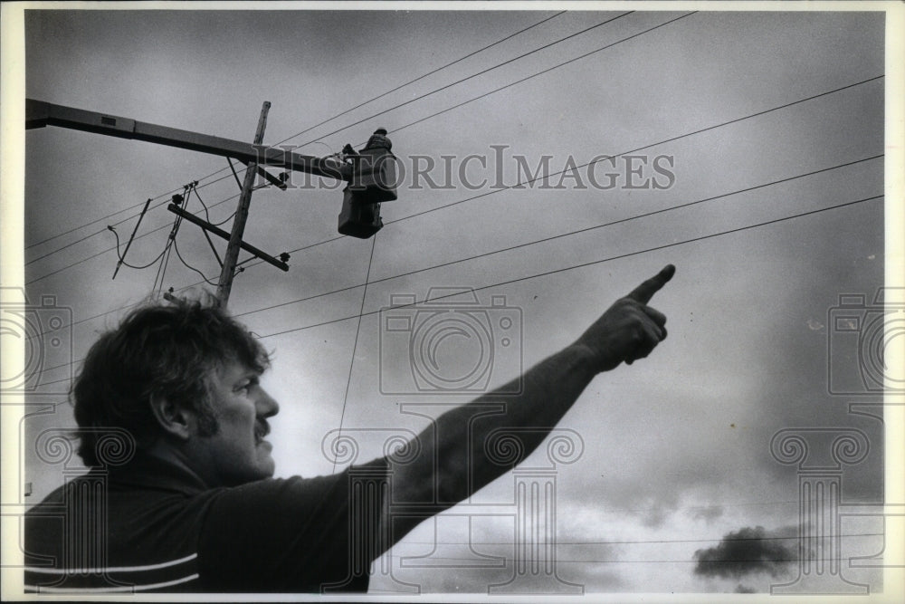 1981, Balloon Struck Barrington Hills Edison - RRU96265 - Historic Images