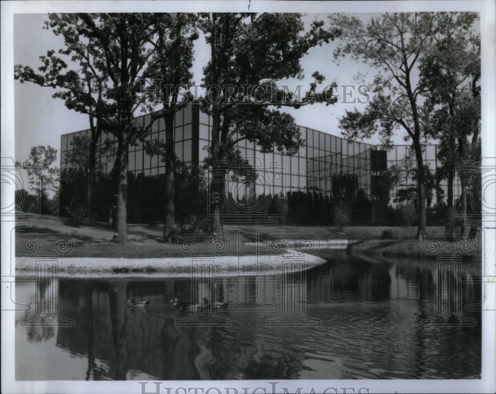 1983 Press Photo Bannock burn Lake Office Plaza place - RRU96277 - Historic Images