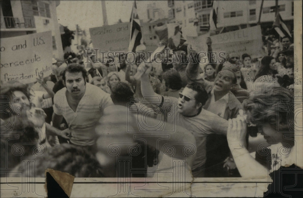 1972 Press Photo Democratic Society demonstrators Miami - RRU96437 - Historic Images