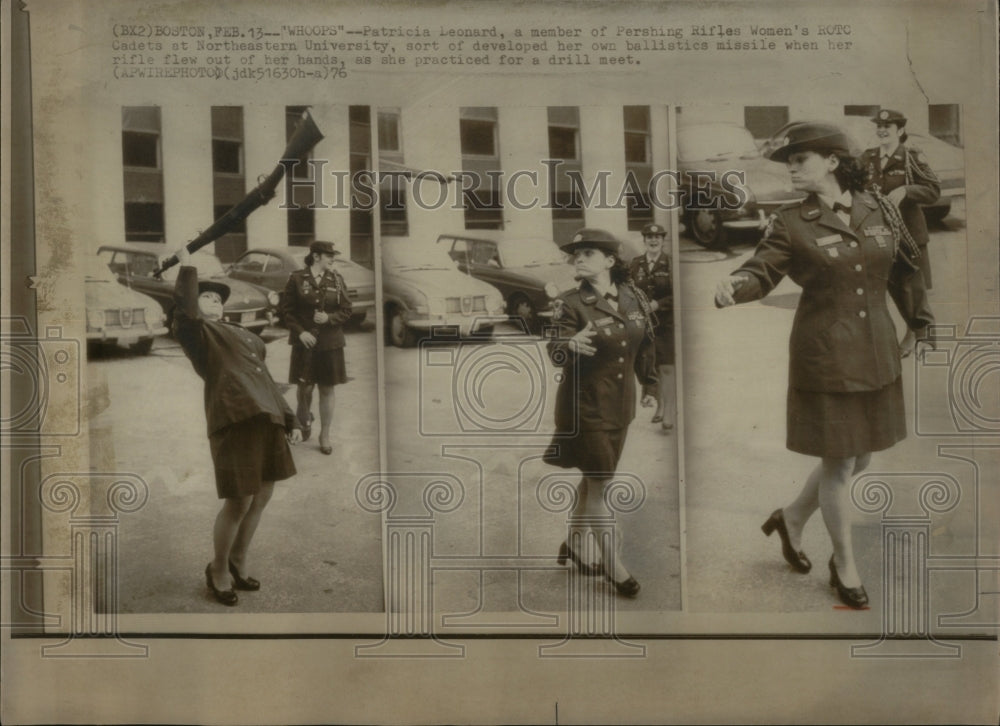 1976 Press Photo Patricia Leonard ROTS Cadet Rifles - RRU96459 - Historic Images