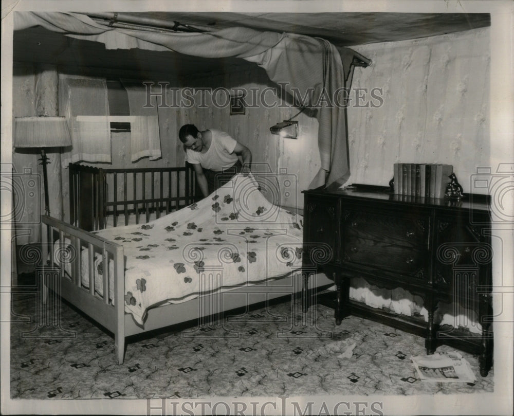 1948 Press Photo Mr Paul Heggaton Orleans St Laden Bed - RRU96527 - Historic Images