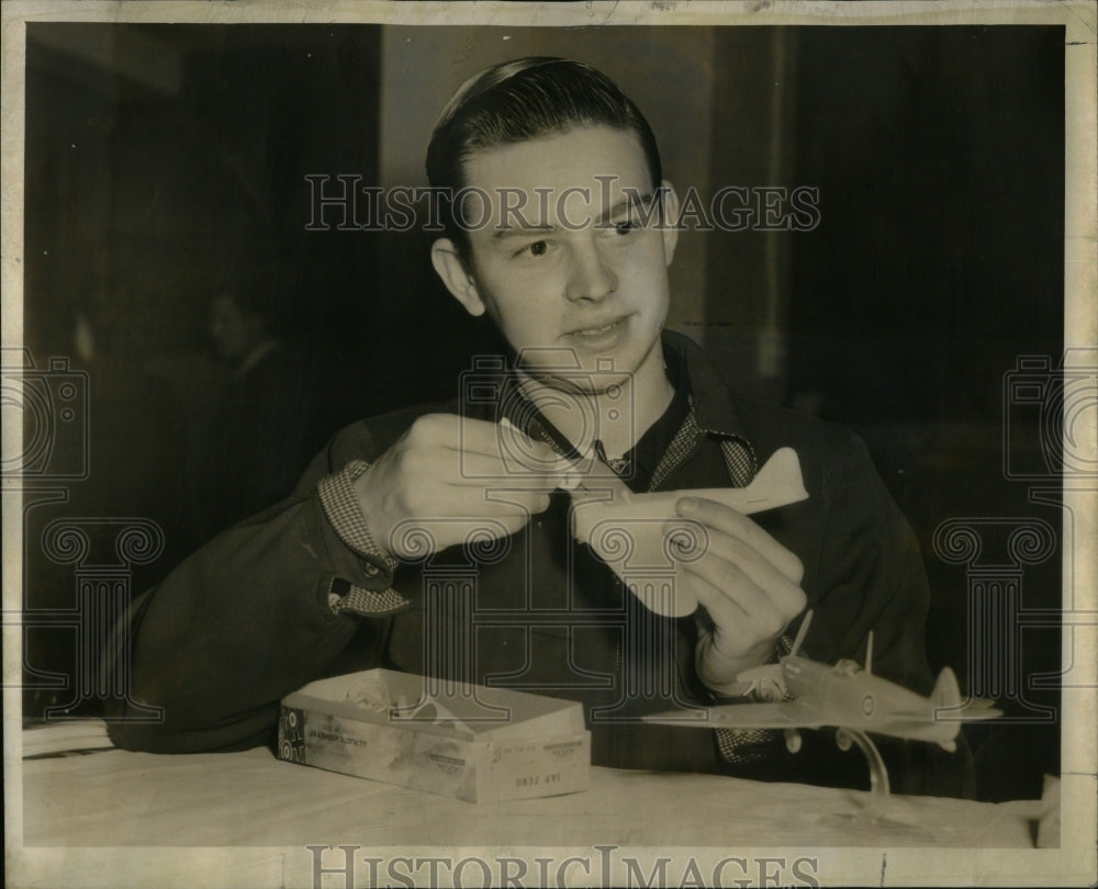 1954 Press Photo Jim VanPetter Plastic Air Plane Park - RRU96741 - Historic Images