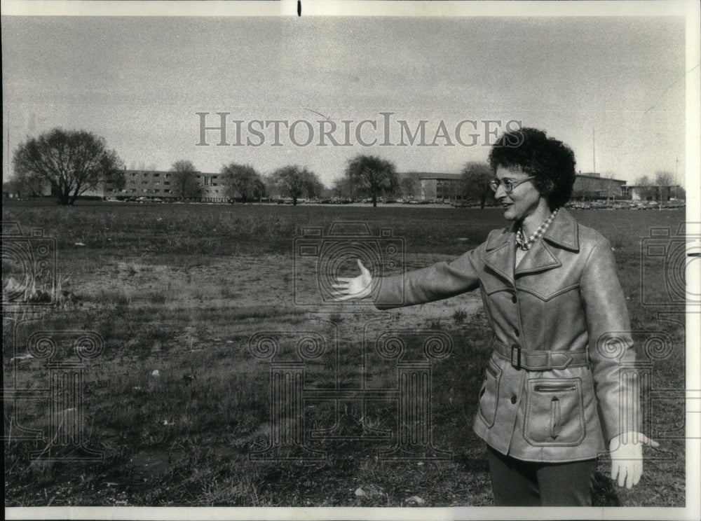 1978 Press Photo Sister Patricia Murphy Shows Land - RRU96855 - Historic Images