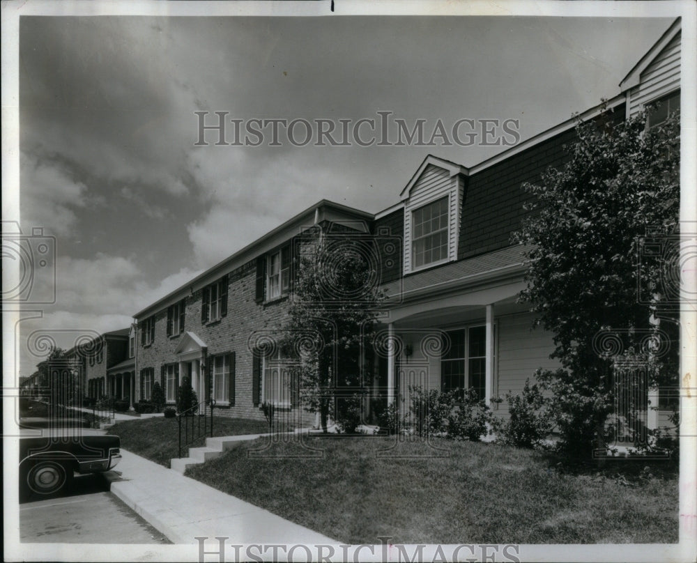 1972 Press Photo Apartments/Colonial Style/Chicago - Historic Images