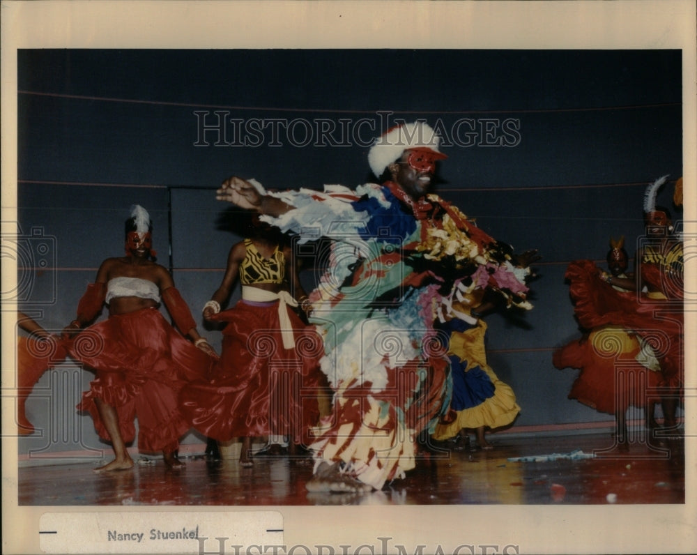 1990 Press Photo Najwa Dance Corps celebrates - RRU97133 - Historic Images