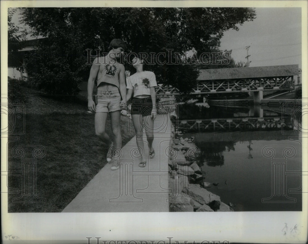 1983 Scott Dehainaut and Mary Colwell walk-Historic Images