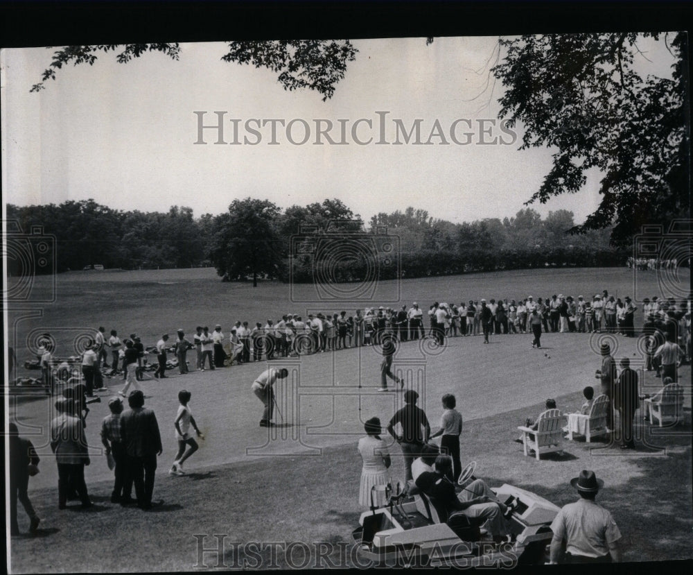 1971, Country Lee&#39;s Fleas - RRU97627 - Historic Images