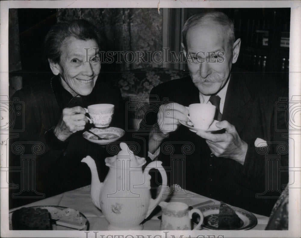 1990 Press Photo Tea Teapot Wife Caroline Britain North - Historic Images