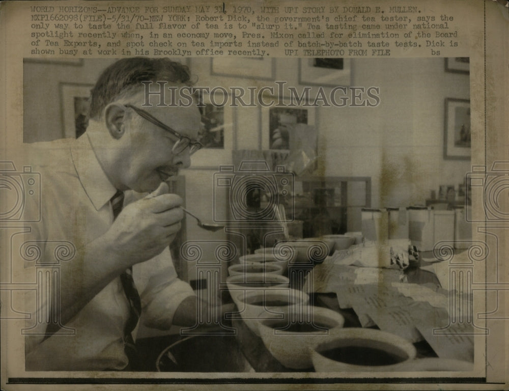 1970 Press Photo Dick Government Chief Tea Taster Work - RRU97739 - Historic Images