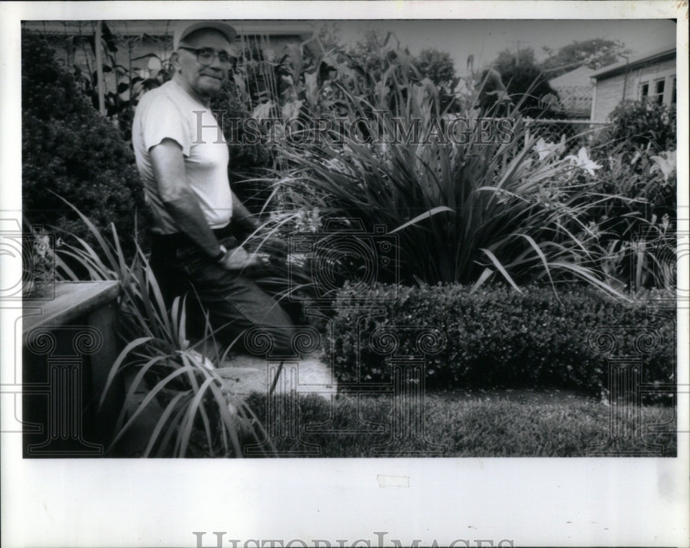 1992 Press Photo Small Bungalow Garden In Cicero - Historic Images