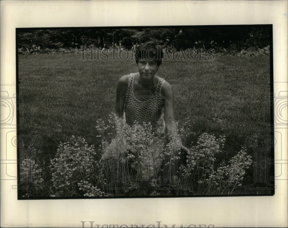 1989 Photo Evanston Woman Designs Perennial Beauty - RRU98117 - Historic Images