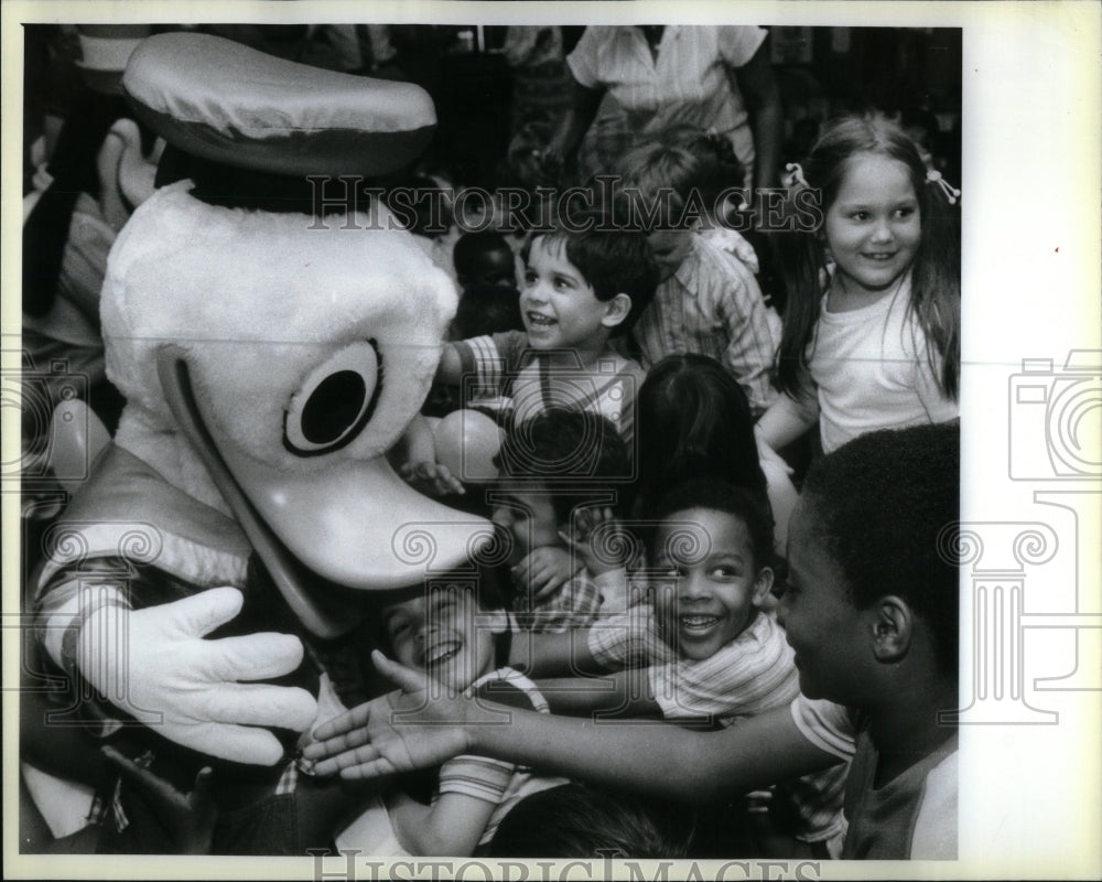 1984 Press Photo Donald Duck Walt Disney Magnet School - RRU98445 - Historic Images