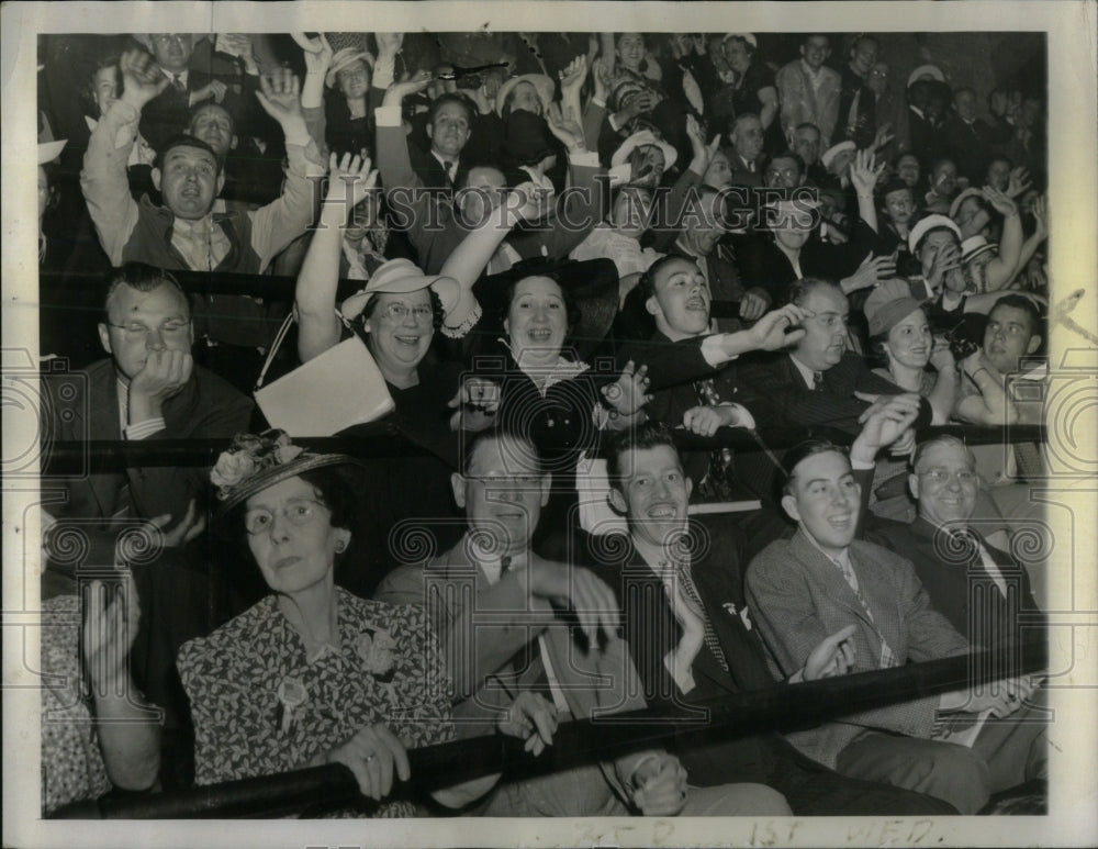 1940 Roosevelt statement, cheers and gloom - Historic Images