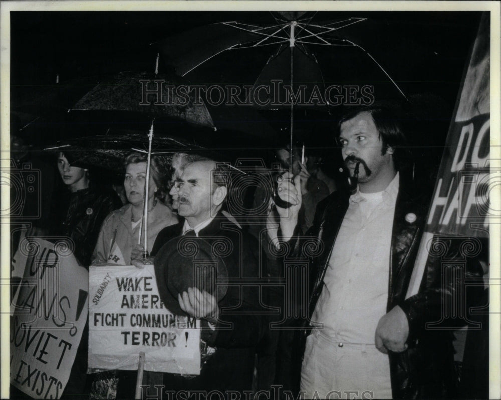 1982 Press Photo Demonstration in rain against Nazi - Historic Images