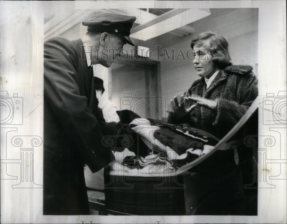 1960 Press Photo Erika Hesse Arives from Germany - Historic Images