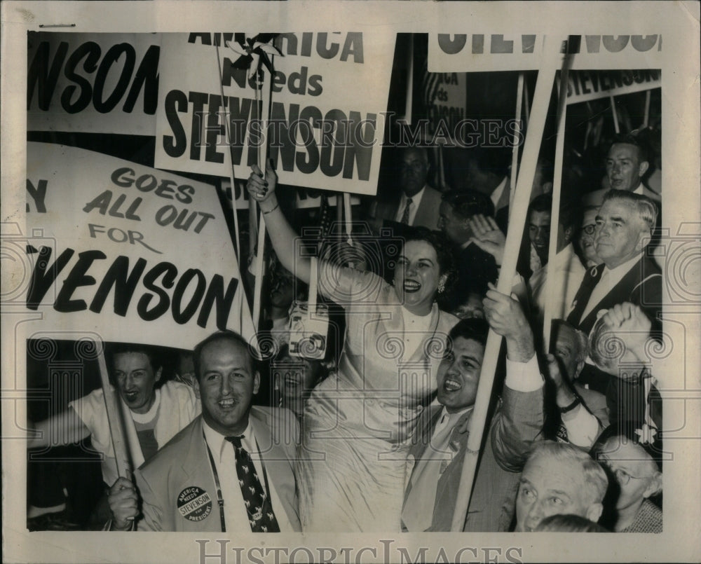 1952 Press Photo Stevenson supporter shoulder other - Historic Images