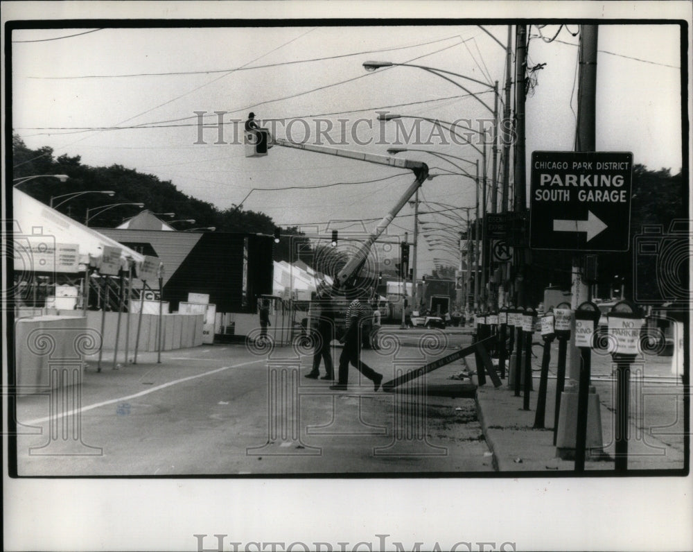 1989 Press Photo Worker Plenty Electrical Chicago Drive - RRU99147 - Historic Images