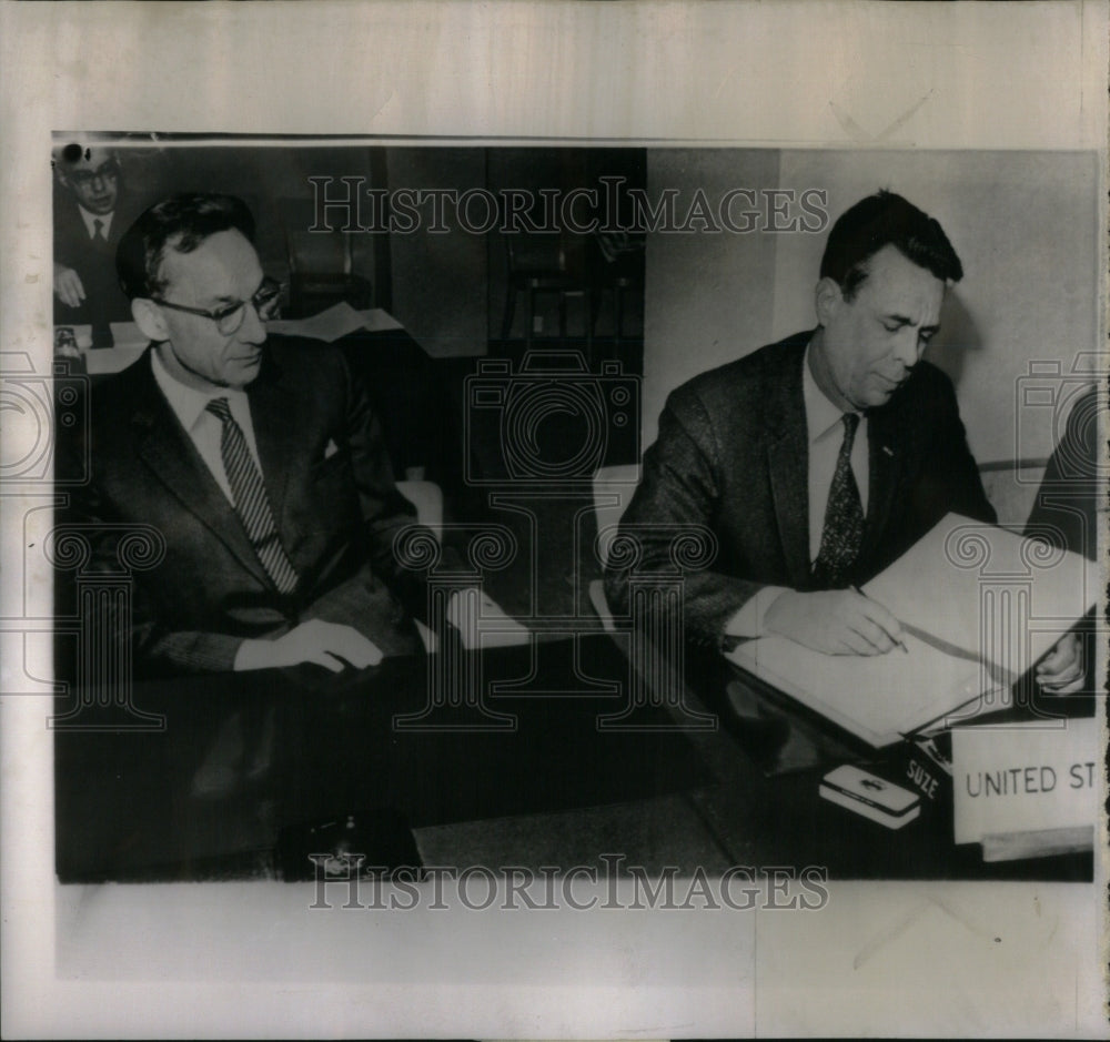 1962 Signs Tariff Agreement Europe Herman - Historic Images