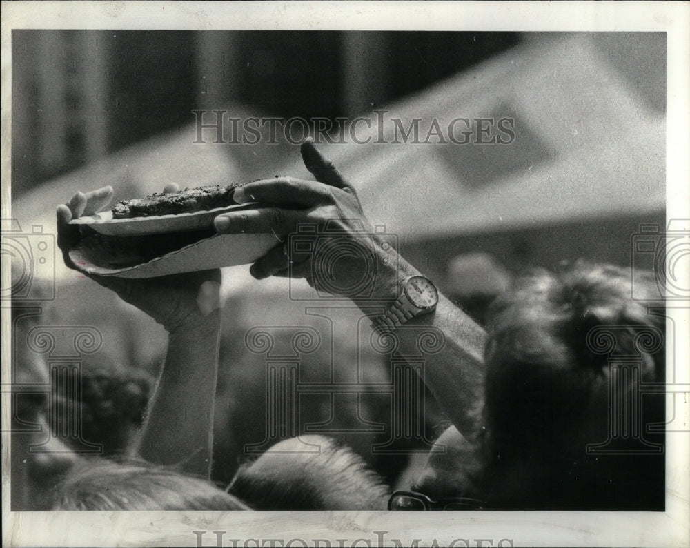 1980 Press Photo Food high head crowd woman Michigan - Historic Images