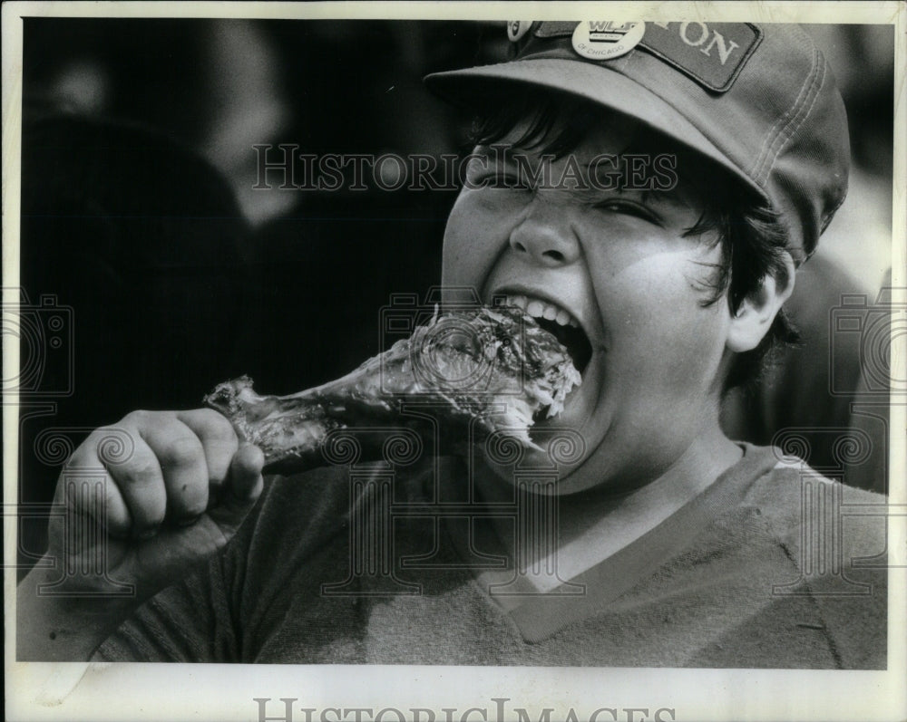 1985 Press Photo Youngster Chicken Pizza Leg Piece - RRU99279-Historic Images