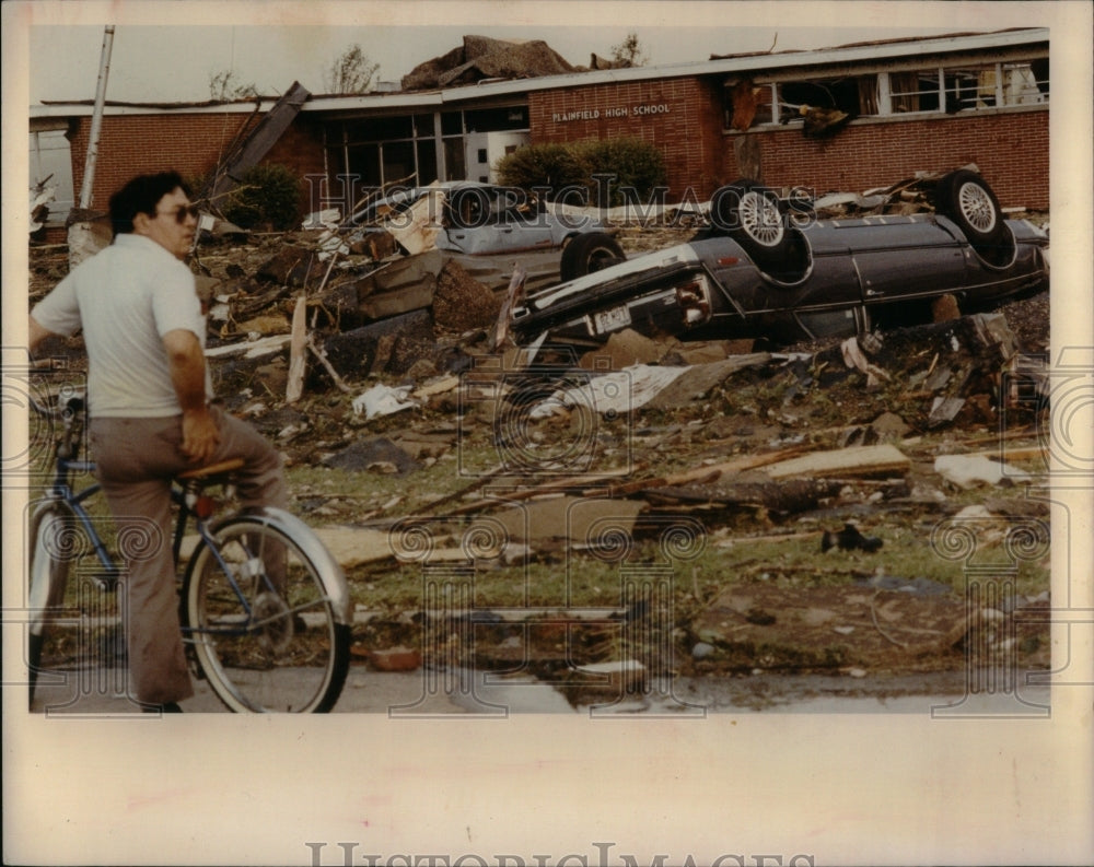 1990 Press Photo Bicyclist stop to view tornado damage - RRU99415 - Historic Images