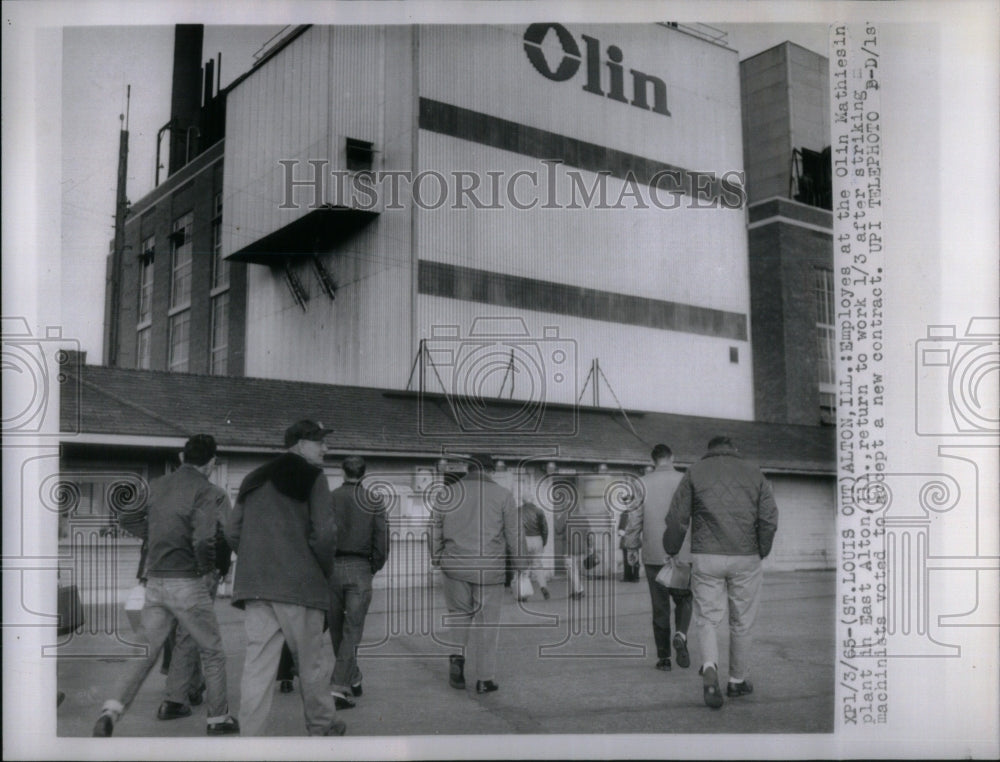 1965 Press Photo Alton Employes Olin Mathiesin Plant - RRU99431 - Historic Images