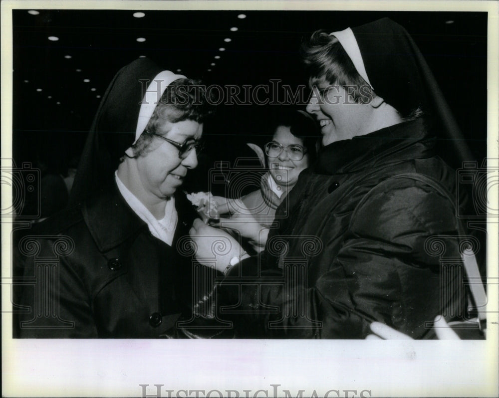 1985 Photo Veteran Teachers Honored At Catholic School - Historic Images