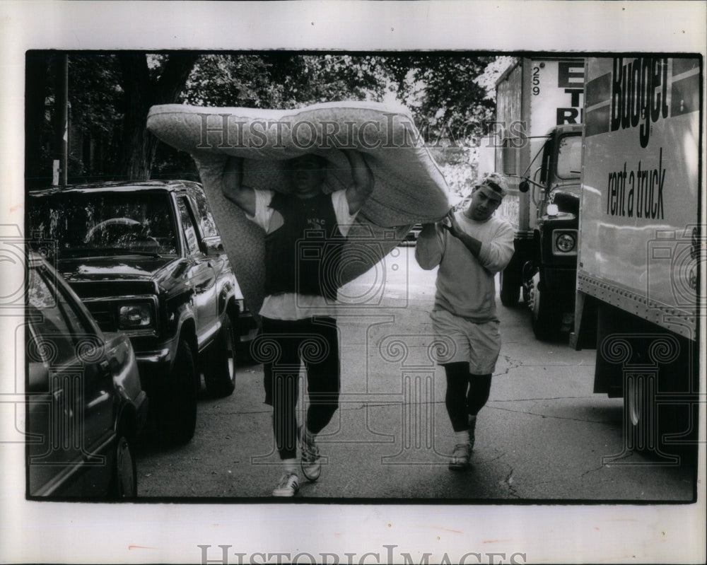 1990 Press Photo Brothers move mattress at apartment - RRU99709 - Historic Images