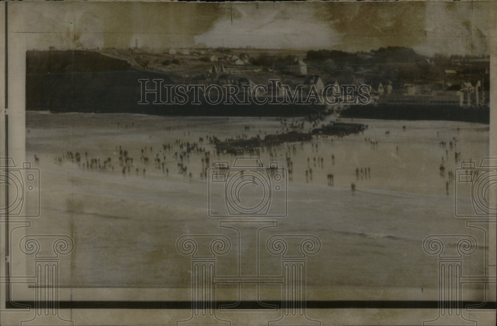 1967, Tourist Walk Beach France Low Tide - RRU99833 - Historic Images