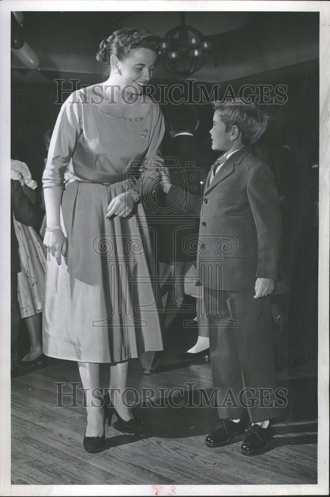 1956 Press Photo Dines Mrs James Mills Teacher Dance - Historic Images