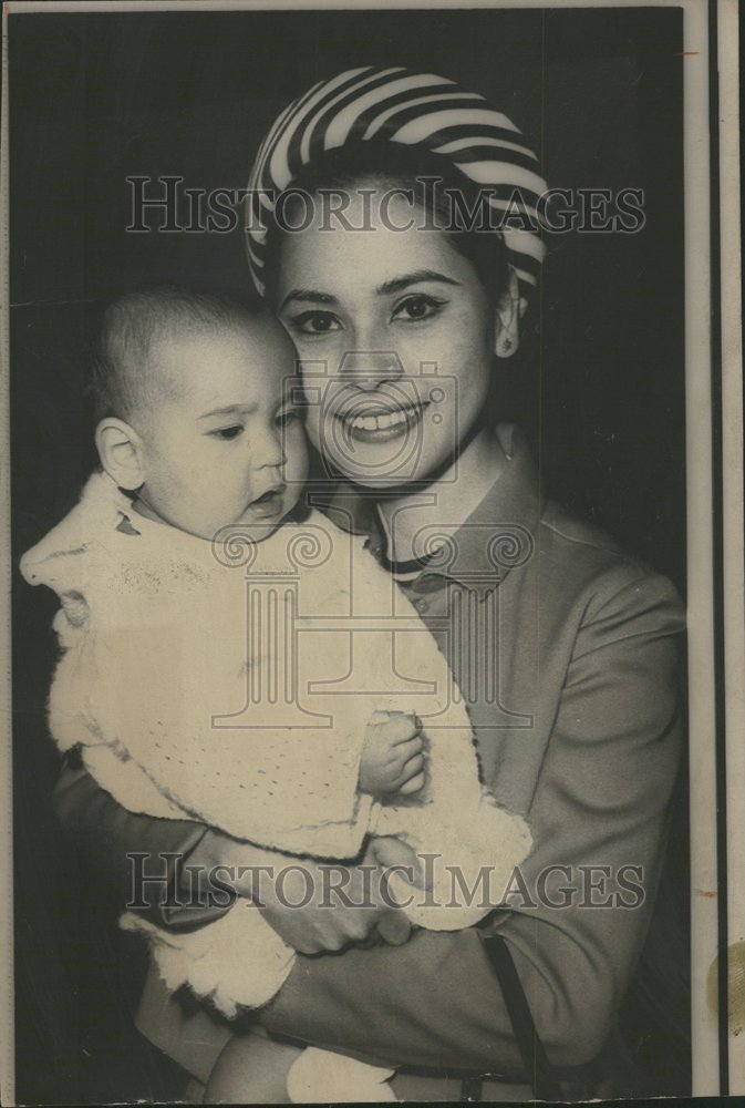 1967 Press Photo Woman Picture Child Sweater Head Cap - Historic Images