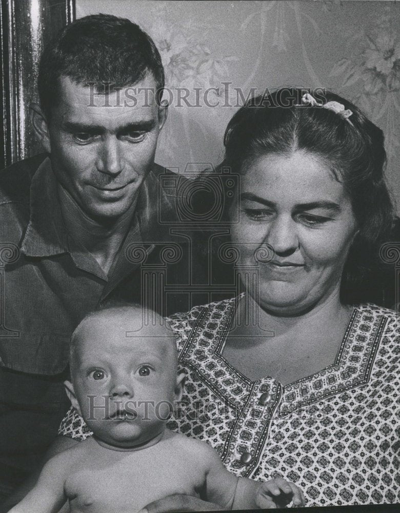 press Photo Mr. and Mrs. Donald L. Frost  son Donny - Historic Images