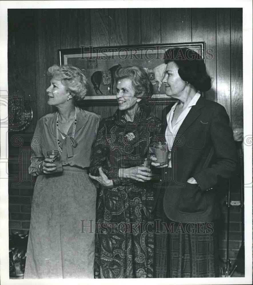 Press Photo Three Women Together Painting Horses - RRV00503 - Historic Images