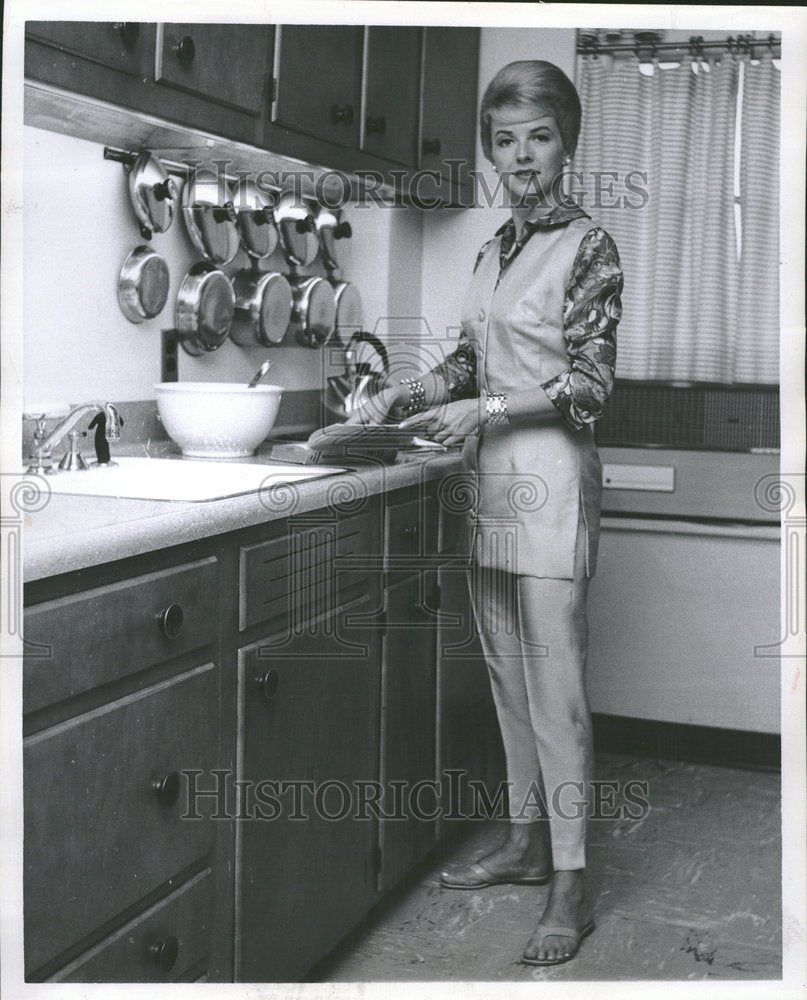 1960 Press Photo Betty Furness actress CBS personality - RRV00779 - Historic Images