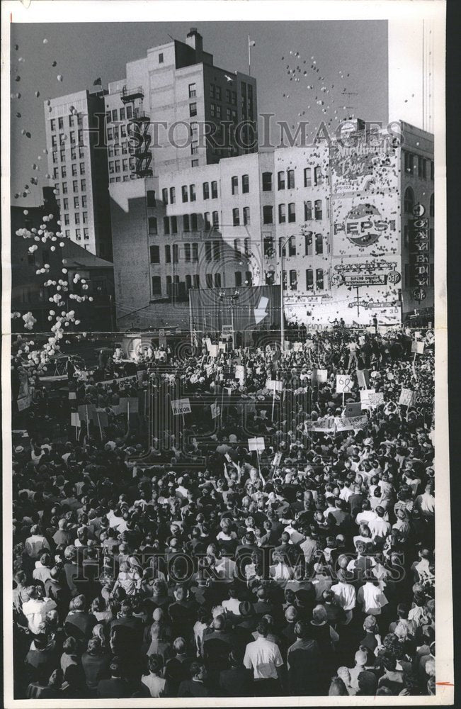 1968 Press Photo Hundreds Balloons Richard Nixon Float - RRV00871 - Historic Images