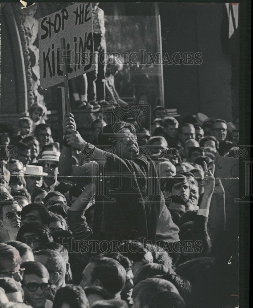 1968 Press Photo Bill Peters picture post photographer - RRV00873 - Historic Images