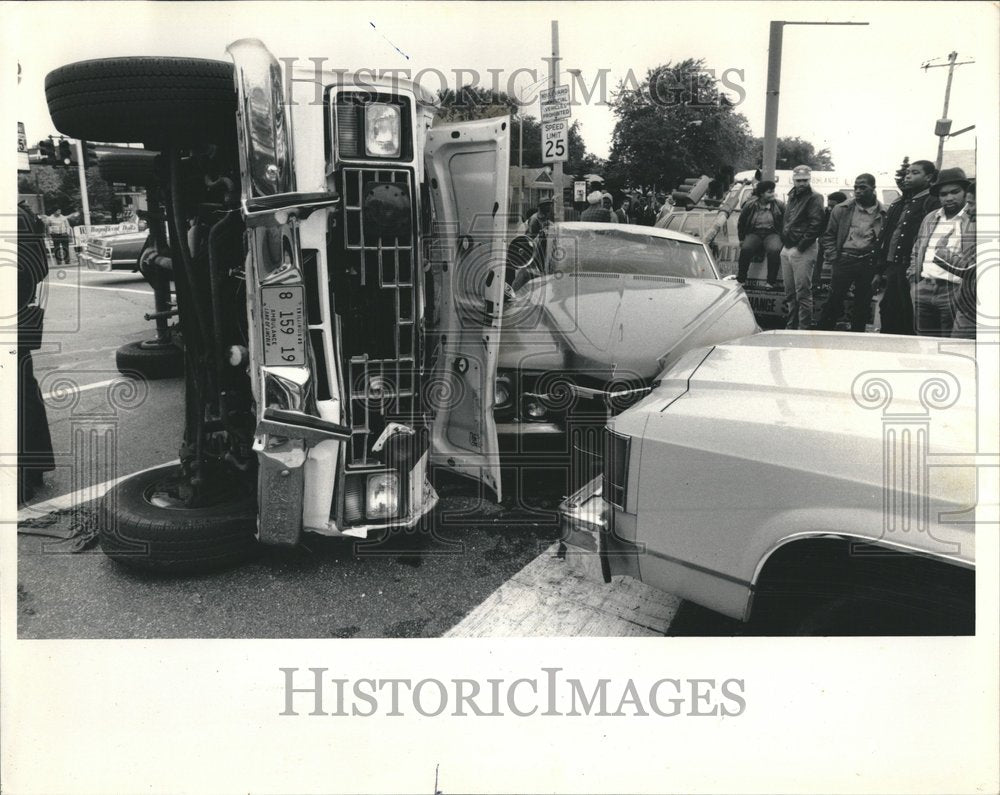 1985 Accident Ambulance Car crash infant - Historic Images