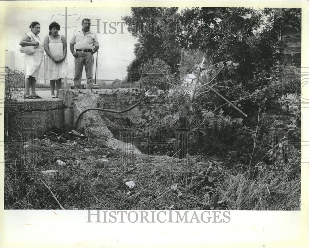 1985 Press Photo Ciro Figuero sidewalk Josophina Roman - RRV01043 - Historic Images