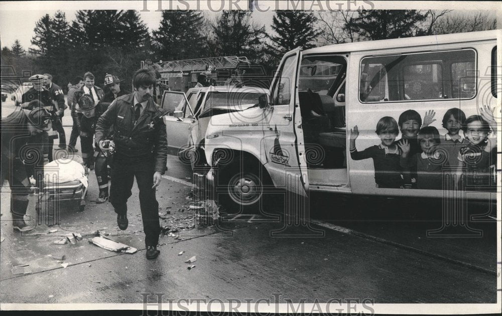 1985 Press Photo Car bus accident Schaumburg road kids - RRV01057 - Historic Images