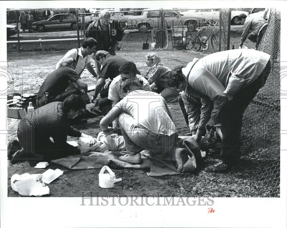 1990 Workers Parents Aid Children Accident - Historic Images