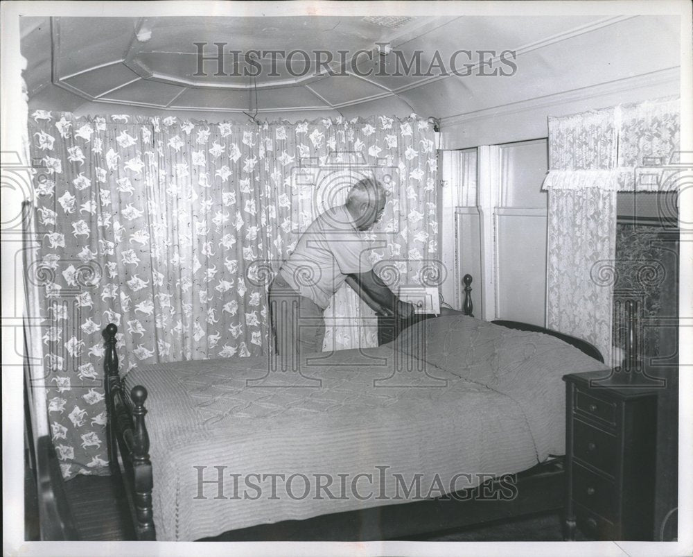 1958 Press Photo Curtains Drapes Cosy Good Room Foot - RRV01331 - Historic Images