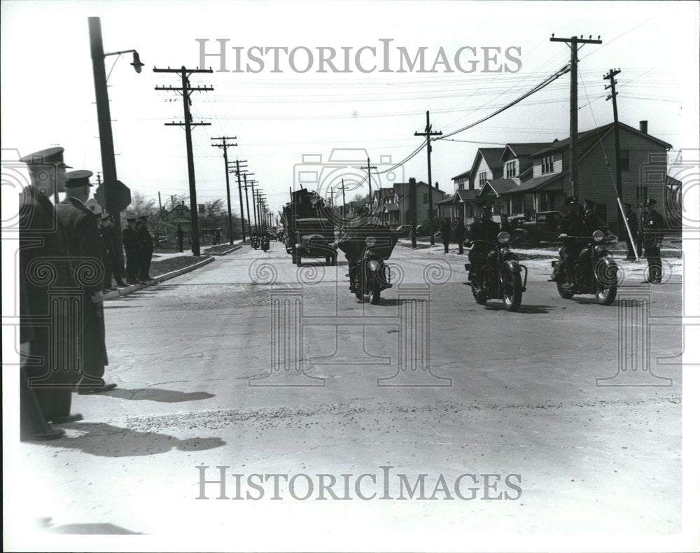 Press Photo Sojourner housing project people bikes road - RRV01397 - Historic Images