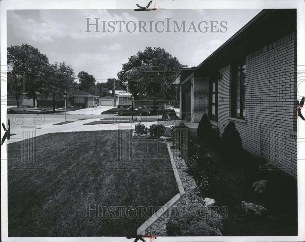 1970 Press Photo Picture Shows Detroit Housing Garden - RRV01405 - Historic Images