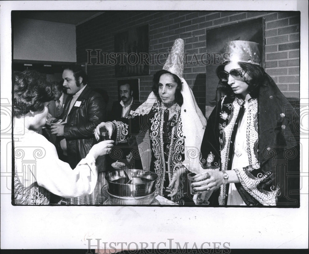 1979, Arab exhibits, food and dancers - RRV01577 - Historic Images