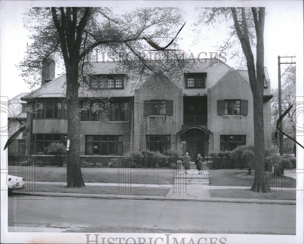 1957 Press Photo Ingleside Club people entering trees - RRV01585 - Historic Images