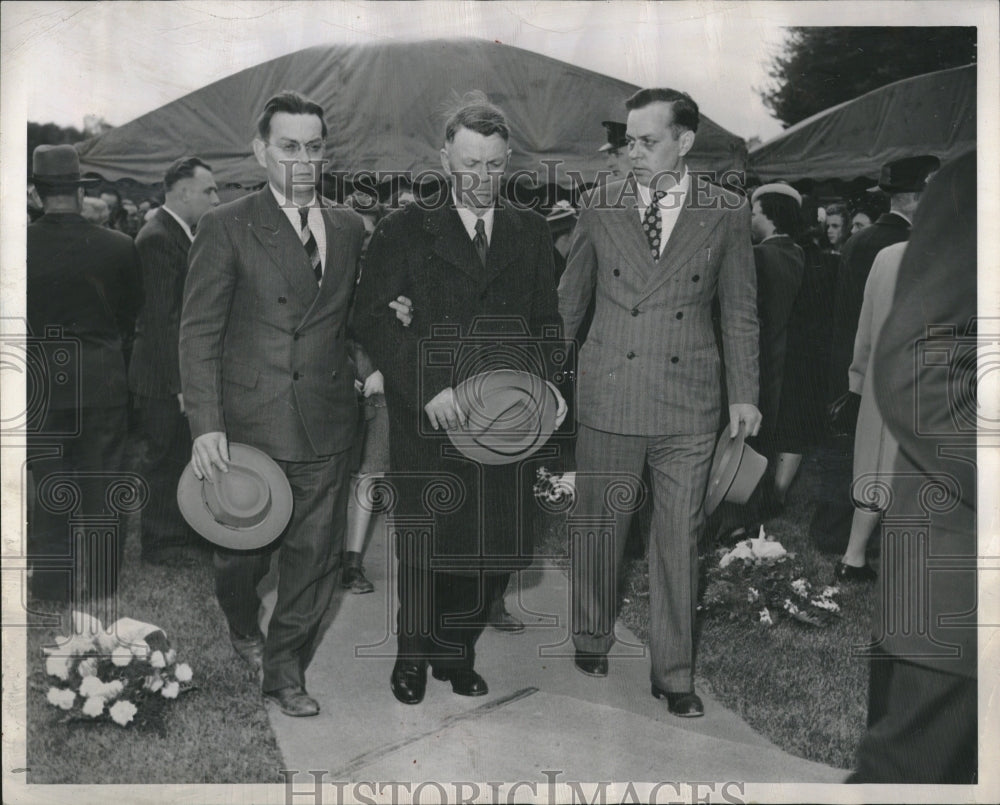 1947, William Smith Grief Stricken Children - RRV01623 - Historic Images